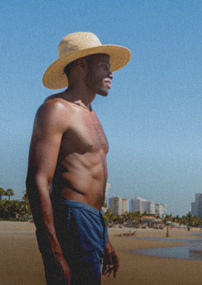 Hombre con sombrero de ala ancha en la playa